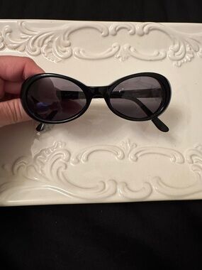 Classic Yuniku Black Oval Sunglasses with Dark Lenses